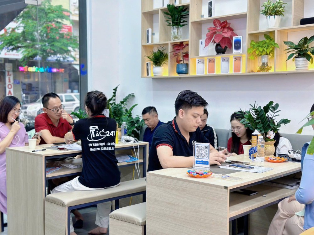 Khách hàng thay pin iPhone tại Táo 247 Đà Nẵng – Dịch vụ uy tín, chuyên nghiệp
