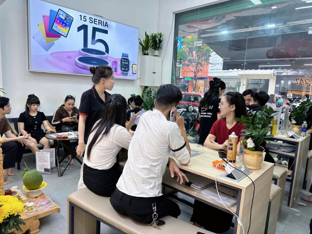 Khách hàng thay pin iPhone XS Max đông tại Táo 247 Đà Nẵng