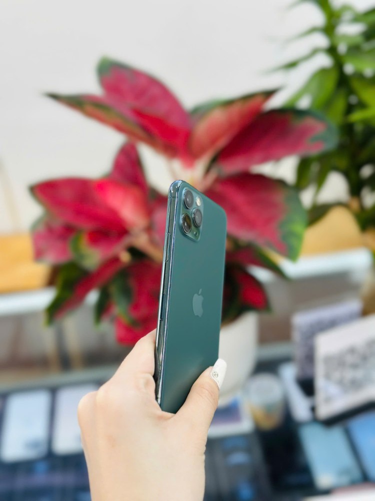 Hình ảnh thực tế iPhone 11 Pro cũ màu xanh tại cửa hàng Táo 247 – máy đẹp, pin khỏe, zin 100%.