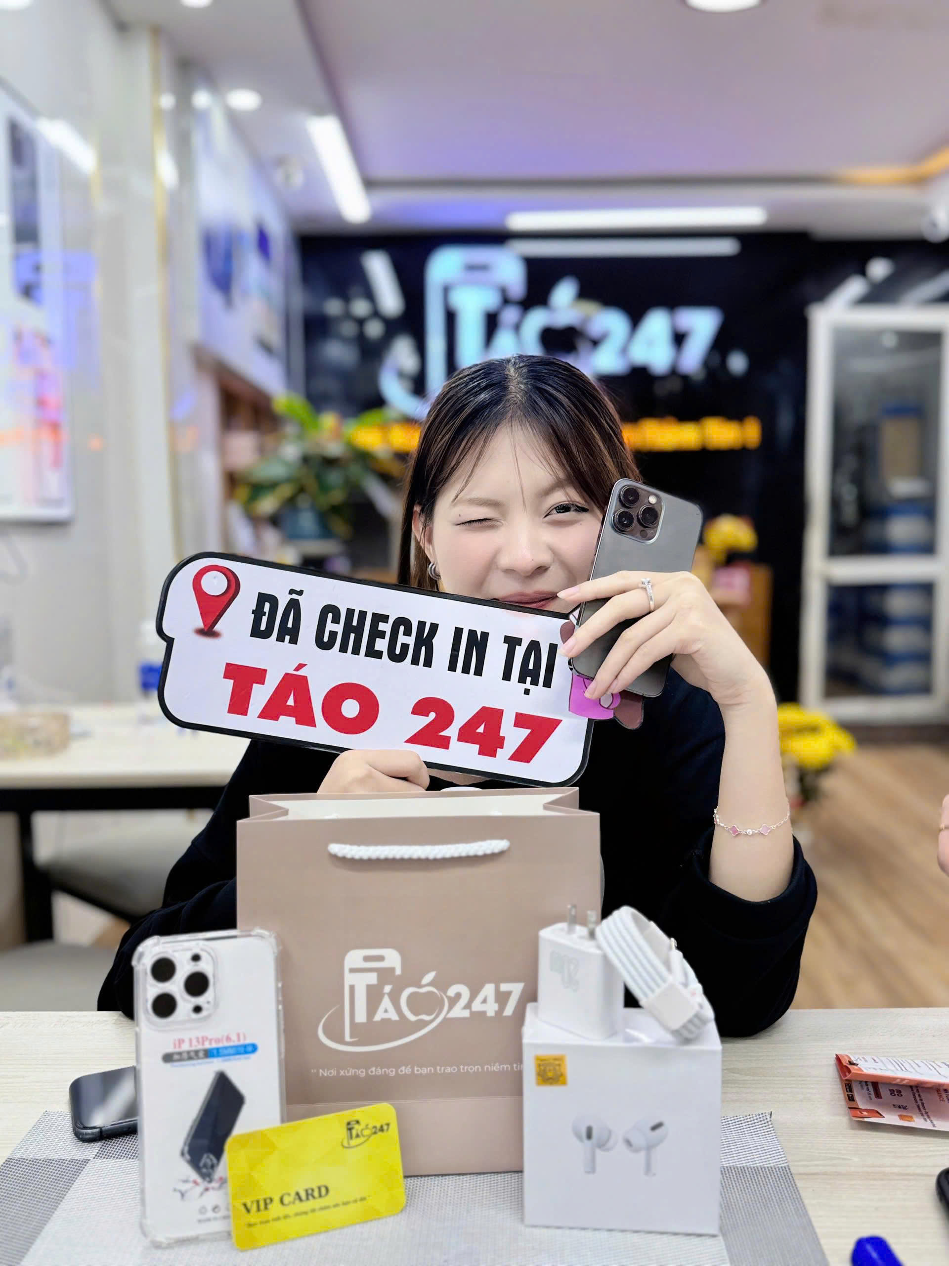Khách hàng nhận iPhone 13 Pro cũ tại Táo 247 Hồ Chí Minh – máy zin 100%, giá tốt, bảo hành 12 tháng