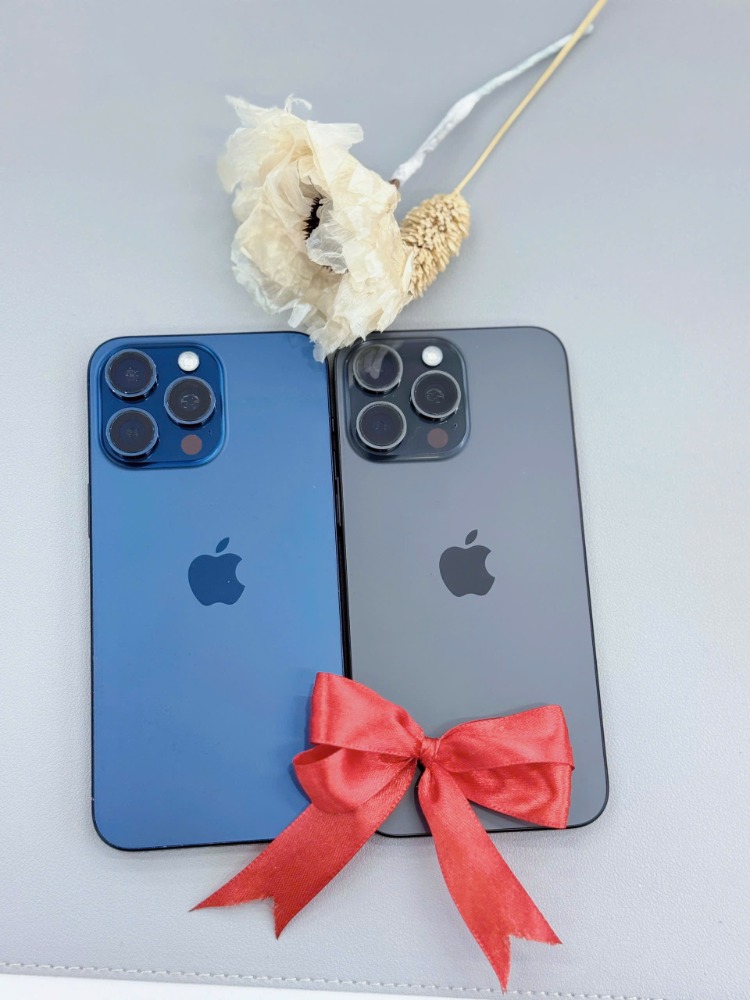 iPhone 15 Pro Max HCM màu xanh và titan xám – hình thực tế tại Táo 247 Hồ Chí Minh