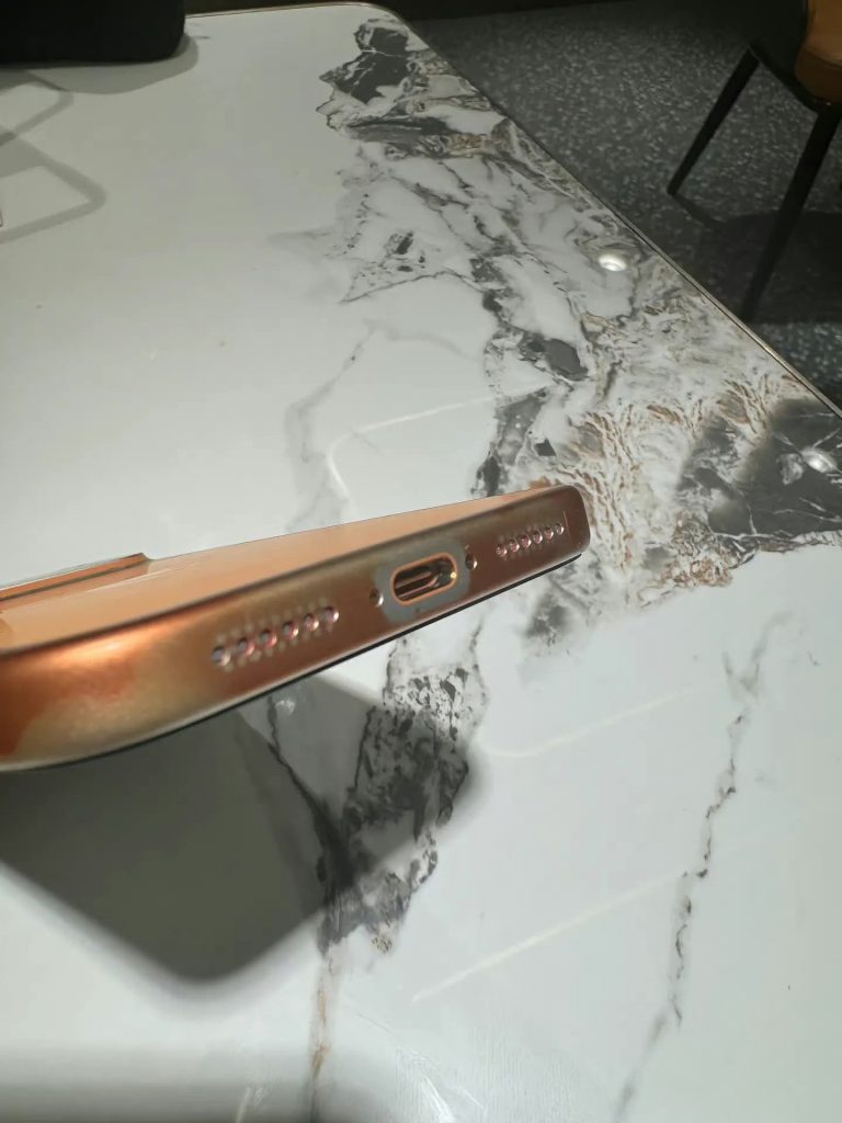 Cận cảnh iPhone 17 Pro Max cam tróc sơn ở cổng sạc