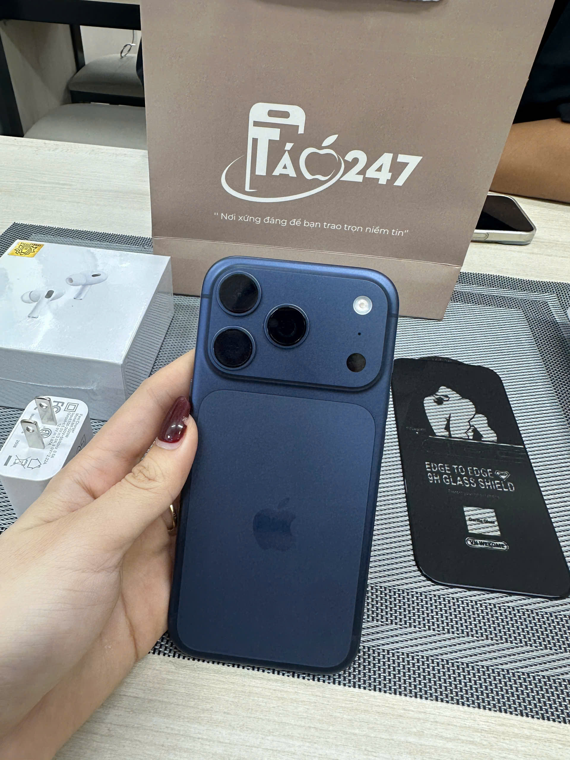 iPhone 17 Pro Táo 247 – máy zin 100%, màu Titan Blue sang trọng, giá tốt 2025