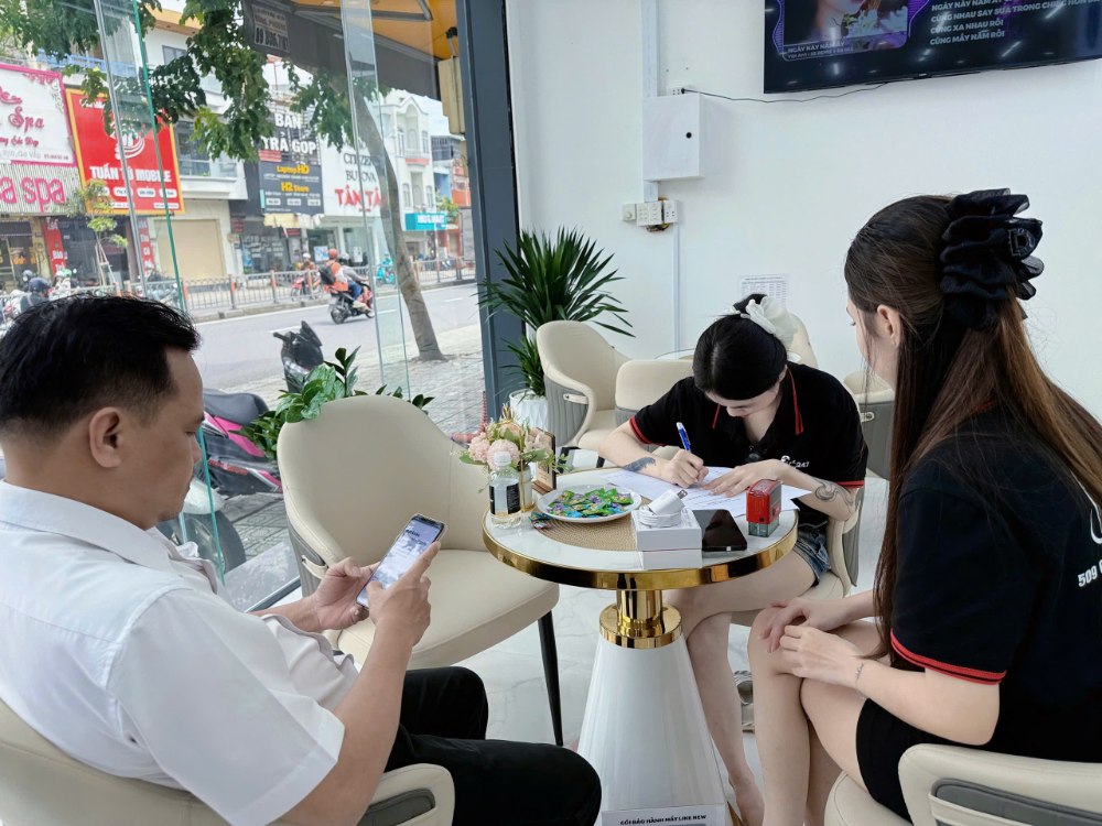 Mua iPhone cũ Táo 247 Hồ Chí Minh – khách hàng trải nghiệm và test máy tại cửa hàng Gò Vấp