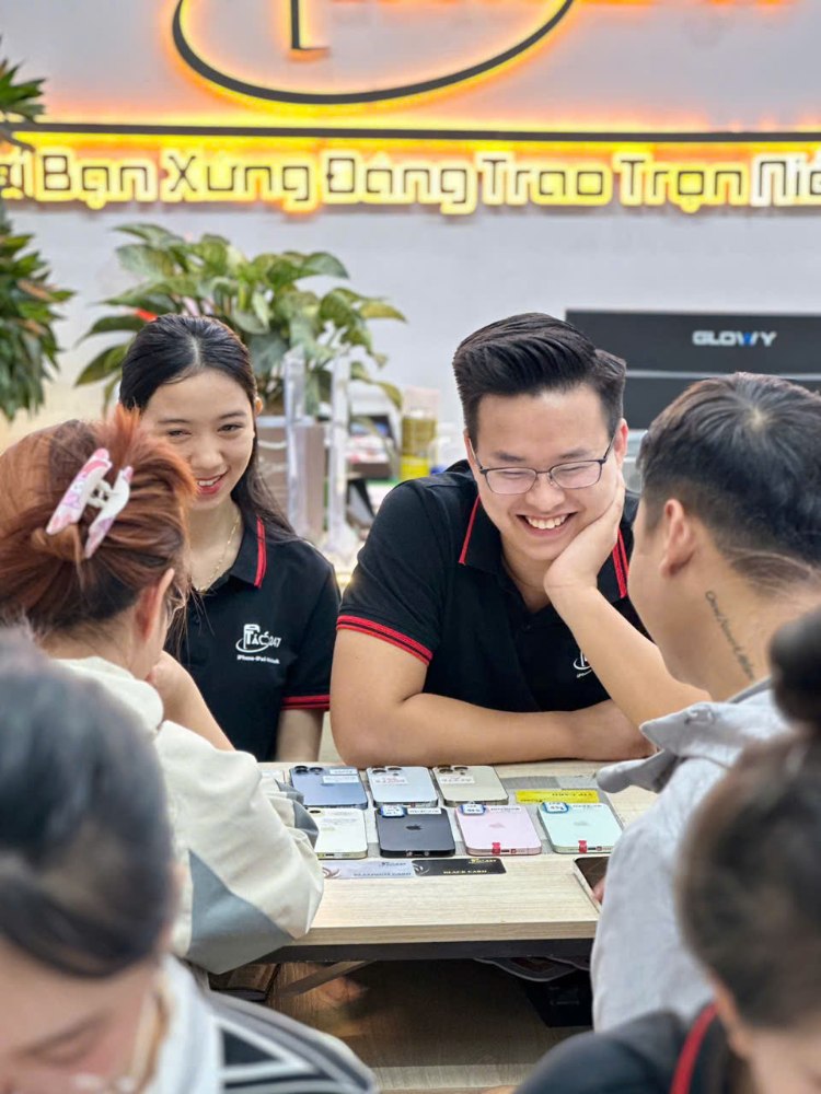 Khách hàng trải nghiệm iPhone 15 cũ HCM tại Táo 247 Gò Vấp – máy zin 100%, bảo hành dài hạn