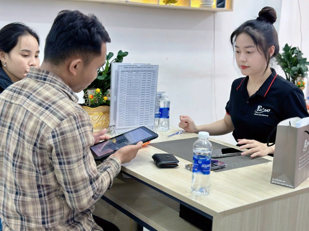 Nhân viên Shop iPhone cũ Táo 247 Hồ Chí Minh tư vấn khách hàng mua iPhone zin 100% tại Gò Vấp