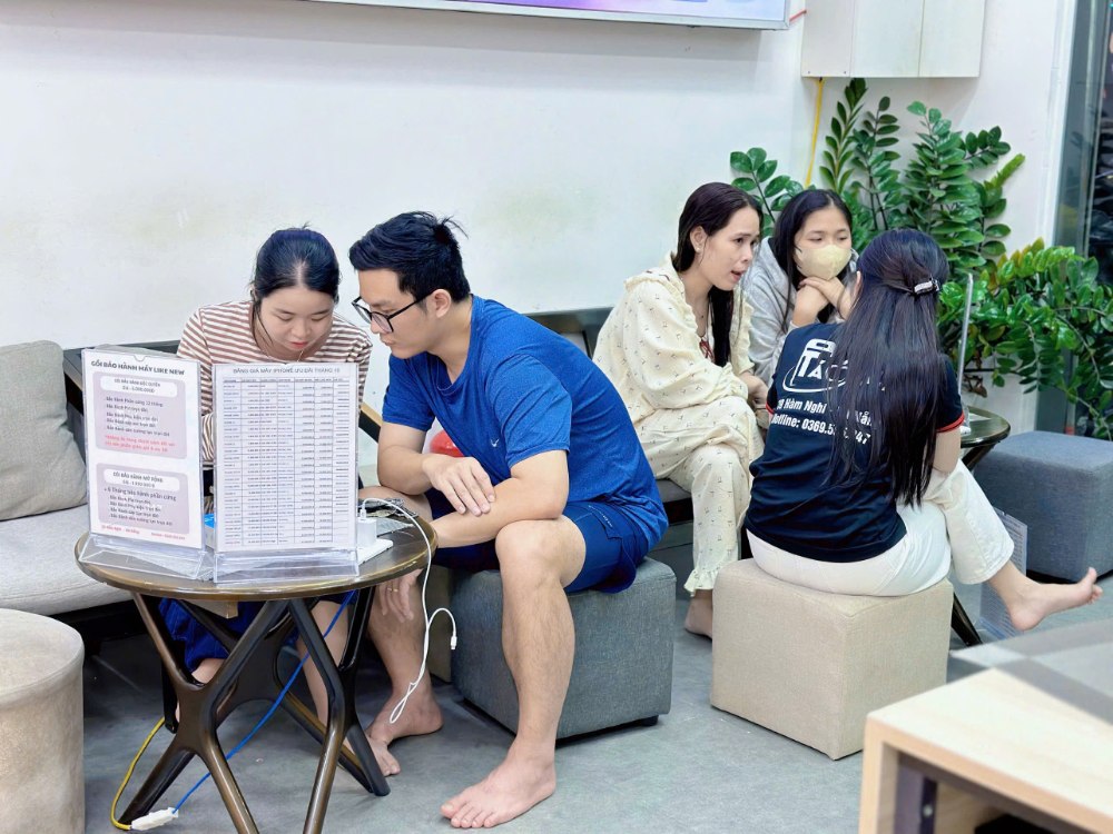 Khách hàng đến mua iPhone cũ zin all tại Táo 247 Hồ Chí Minh – không khí thân thiện, tư vấn tận tâm