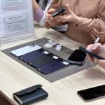 Khách hàng kiểm tra iPhone cũ zin all tại Táo 247 HCM – máy đẹp, nguyên zin 100%