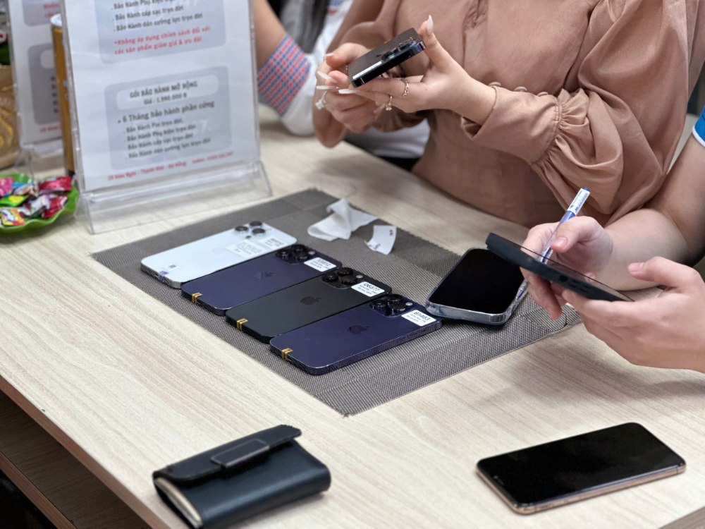 Khách hàng kiểm tra iPhone cũ zin all tại Táo 247 HCM – máy đẹp, nguyên zin 100%