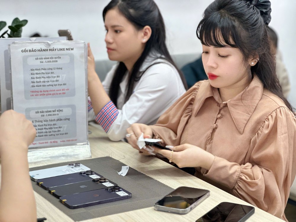 Khách hàng kiểm tra iPhone cũ tại shop Táo 247 Hồ Chí Minh – máy zin 100%, bảo hành dài hạn