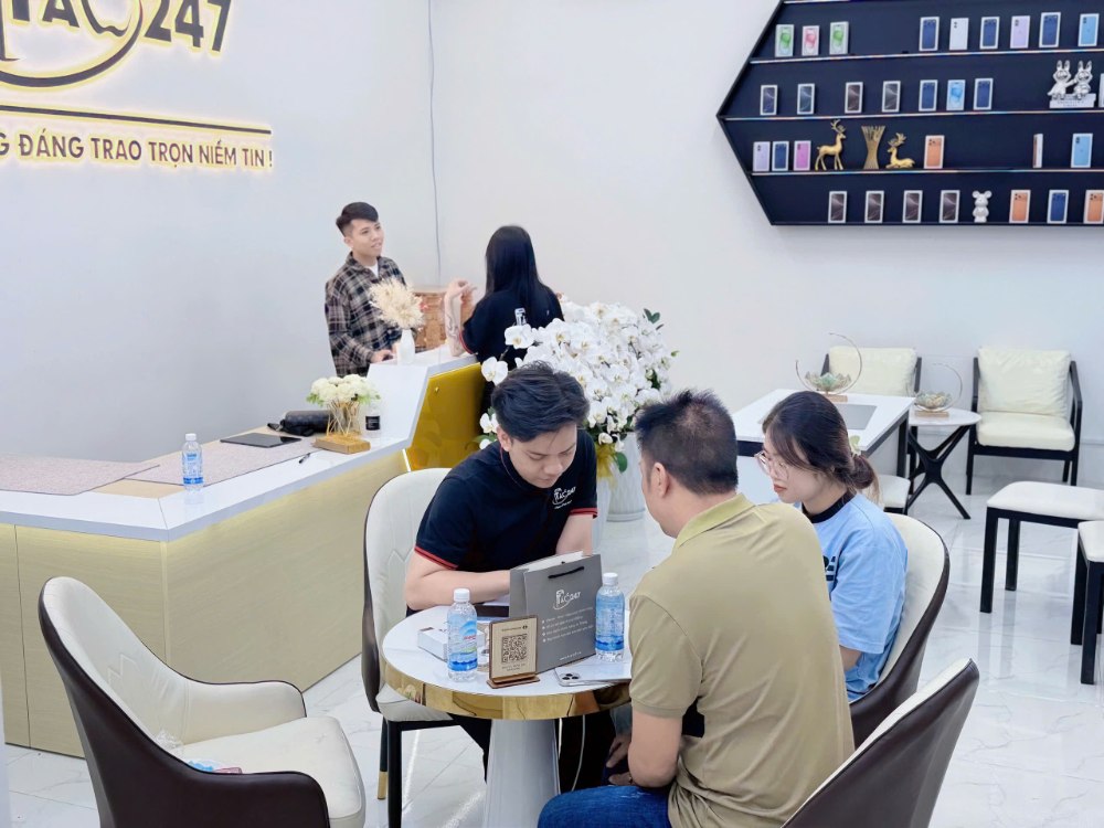 Khách hàng mua iPhone cũ tại Táo 247 Hồ Chí Minh – cửa hàng uy tín tại Gò Vấp