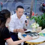 Khách hàng trải nghiệm và chọn mua iPhone cũ tại Táo 247 Hồ Chí Minh