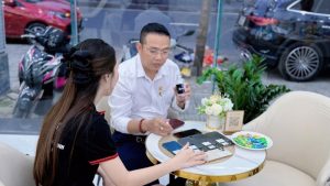 Khách hàng trải nghiệm và chọn mua iPhone cũ tại Táo 247 Hồ Chí Minh