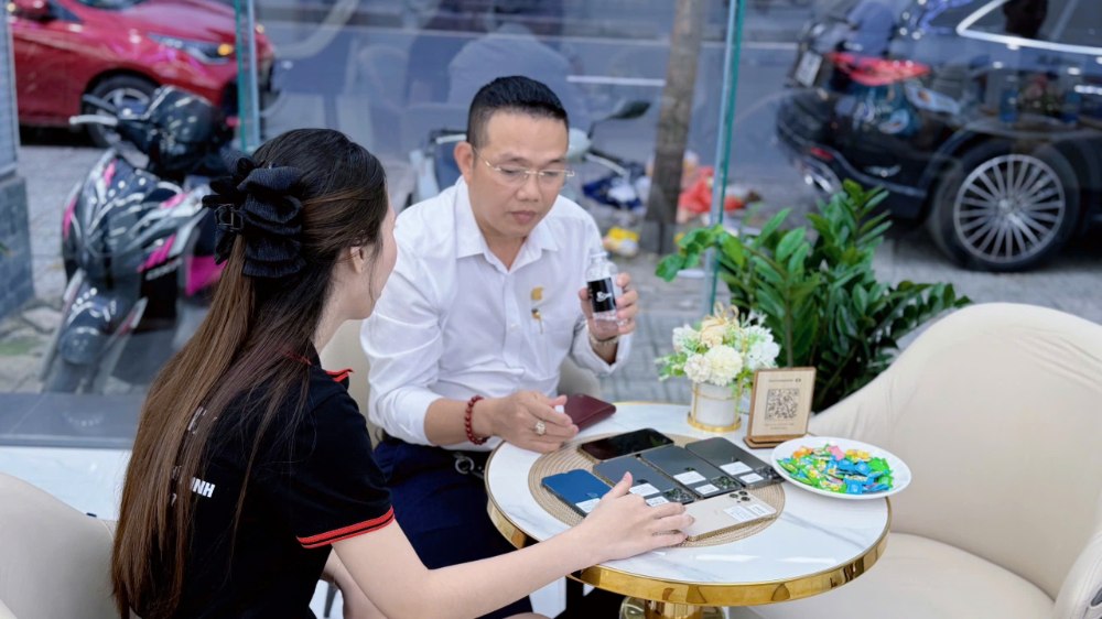 Khách hàng trải nghiệm và chọn mua iPhone cũ tại Táo 247 Hồ Chí Minh