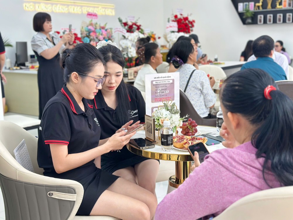 Nhân viên Táo 247 Hồ Chí Minh tư vấn iPhone cũ cho khách hàng tại cửa hàng Gò Vấp