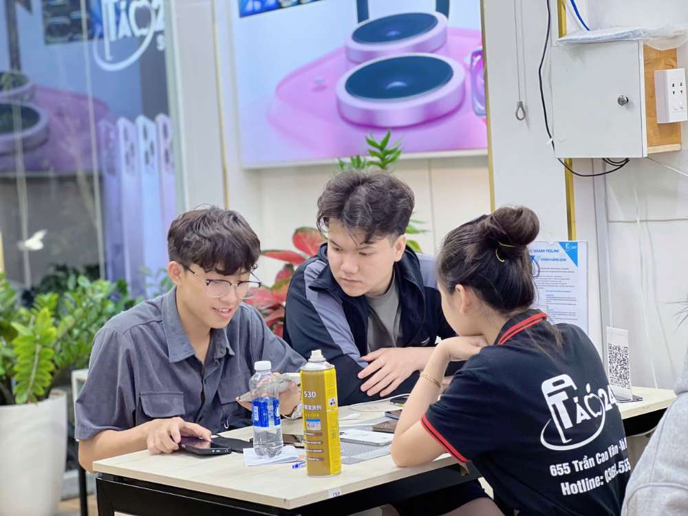 Khách hàng thay pin iPhone XS Max tại Táo 247 Đà Nẵng