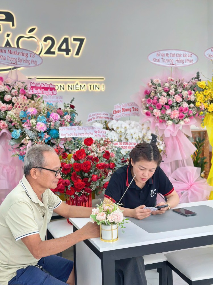 Khách test iPhone cũ miễn phí tại Táo 247 Hồ Chí Minh