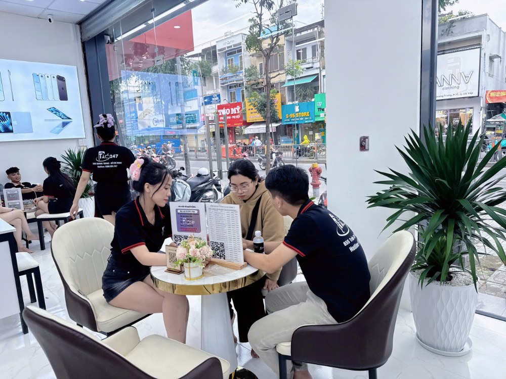 Khách hàng được tư vấn mua iPhone 12 Pro cũ tại cửa hàng Táo 247 Hồ Chí Minh