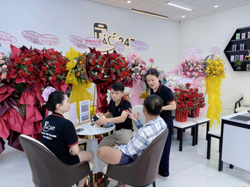 Không gian cửa hàng iPhone cũ Táo 247 Hồ Chí Minh – nhân viên tư vấn khách hàng tại Gò Vấp