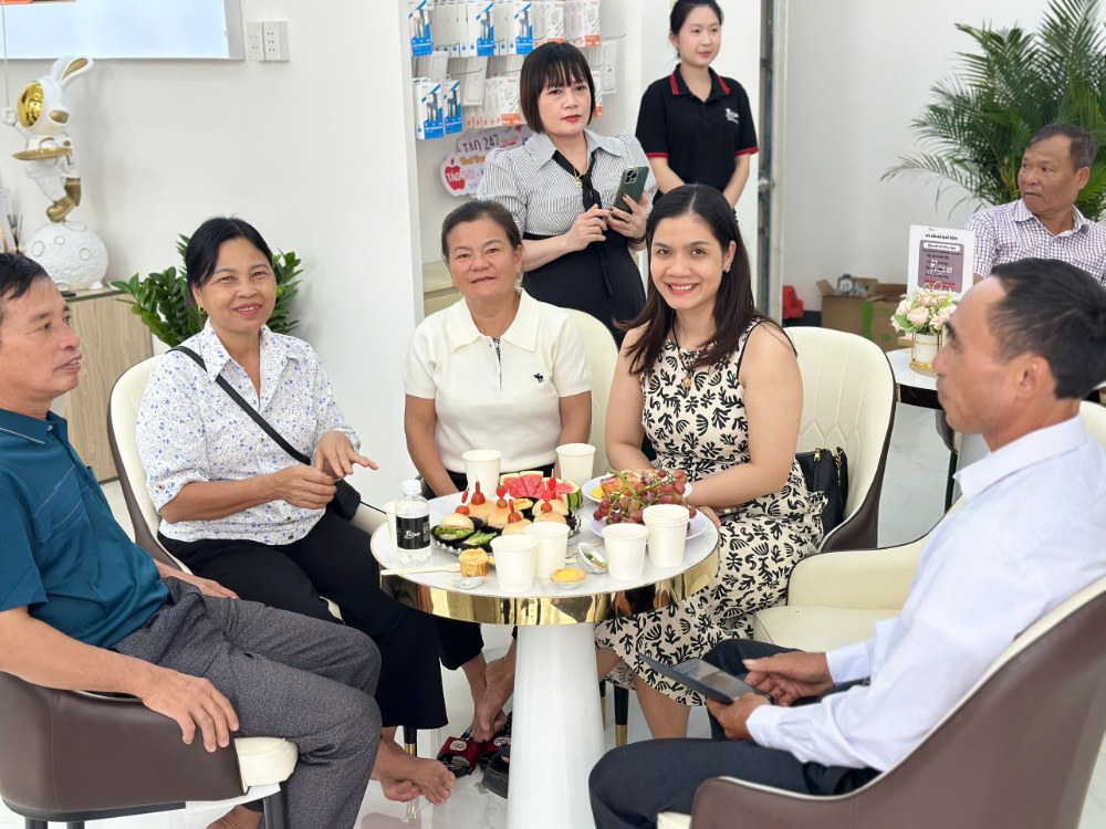 Khách hàng tham quan và trải nghiệm iPhone cũ tại cửa hàng Táo 247 Hồ Chí Minh – Gò Vấp