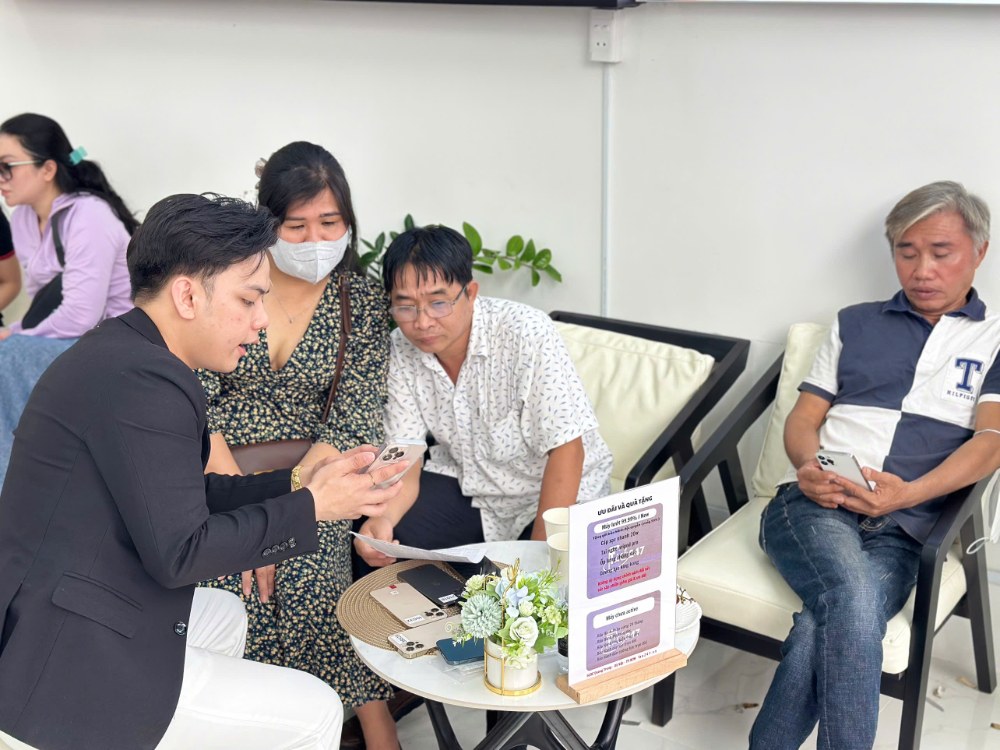 nhân viên Táo 247 Hồ Chí Minh tư vấn khách hàng mua iPhone cũ – cửa hàng iPhone cũ HCM uy tín, bảo hành 12 tháng
