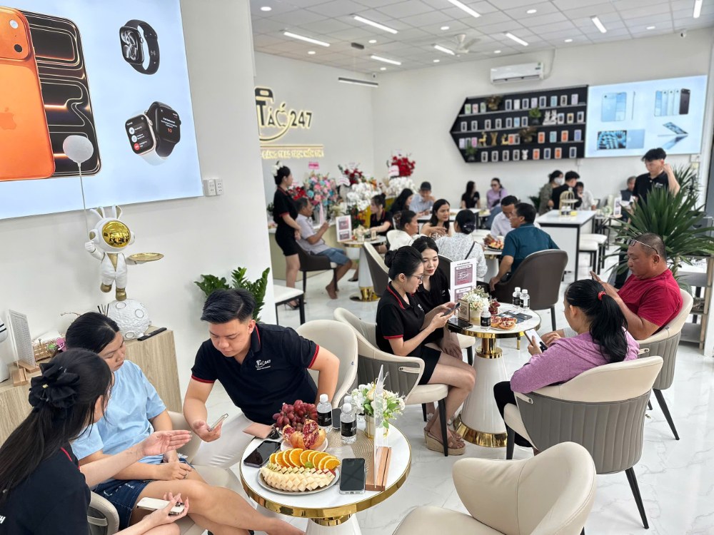 khách hàng mua iPhone cũ tại Táo 247 Hồ Chí Minh – cửa hàng iPhone cũ uy tín HCM, máy zin 100%, bảo hành dài hạn