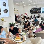 Shop bán iPhone cũ Táo 247 Hồ Chí Minh – khách hàng test máy tại cửa hàng Gò Vấp