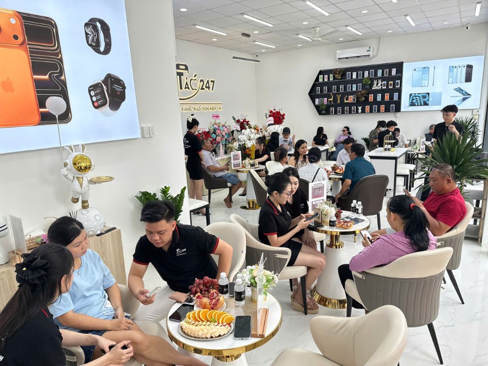 Shop bán iPhone cũ Táo 247 Hồ Chí Minh – khách hàng test máy tại cửa hàng Gò Vấp