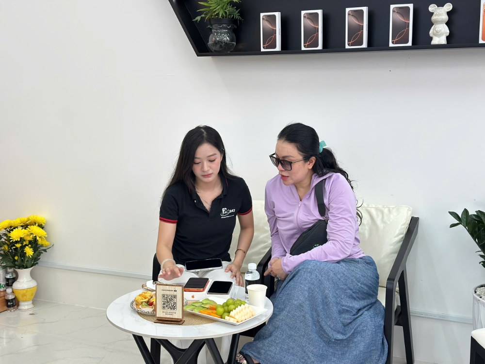 Nhân viên Táo 247 Hồ Chí Minh tư vấn iPhone cũ cho khách hàng tại cửa hàng Gò Vấp