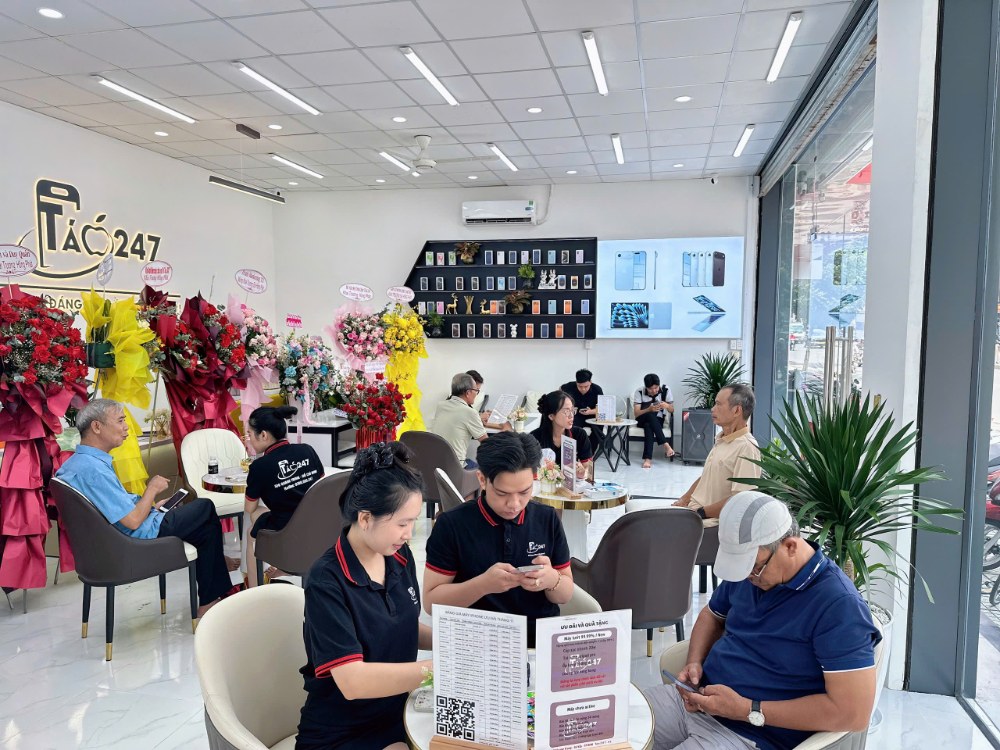 Cửa hàng iPhone cũ Táo 247 Hồ Chí Minh – không gian hiện đại, khách hàng đông, dịch vụ chuyên nghiệp