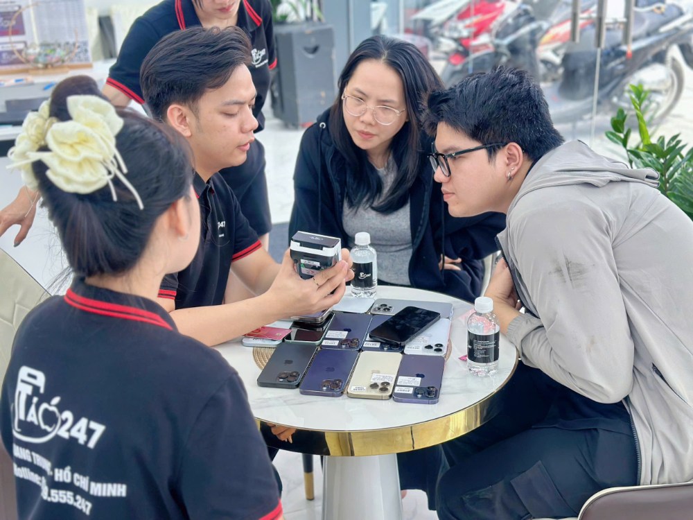 Sửa chữa iPhone Hồ Chí Minh uy tín tại Táo 247 Gò Vấp – kỹ thuật viên đang tư vấn khách hàng