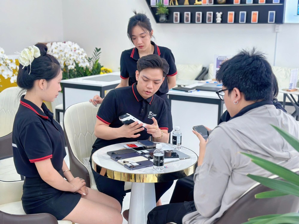 Nhân viên Táo 247 HCM tư vấn khách hàng trải nghiệm iPhone Like New chính hãng tại Gò Vấp