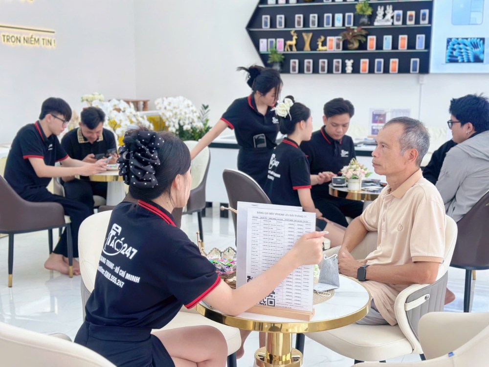 Nhân viên Táo 247 Hồ Chí Minh tư vấn khách hàng mua iPhone hiệu năng mạnh, không gian hiện đại, phục vụ chuyên nghiệp.