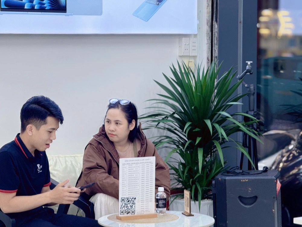 Nhân viên Táo 247 Hồ Chí Minh tư vấn khách hàng mua iPhone cũ – máy zin 100%, giá tốt