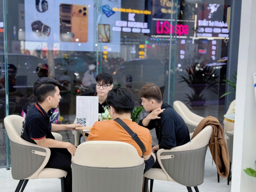 Khách hàng trải nghiệm iPhone cũ tại Táo 247 Hồ Chí Minh – cửa hàng uy tín, giá tốt