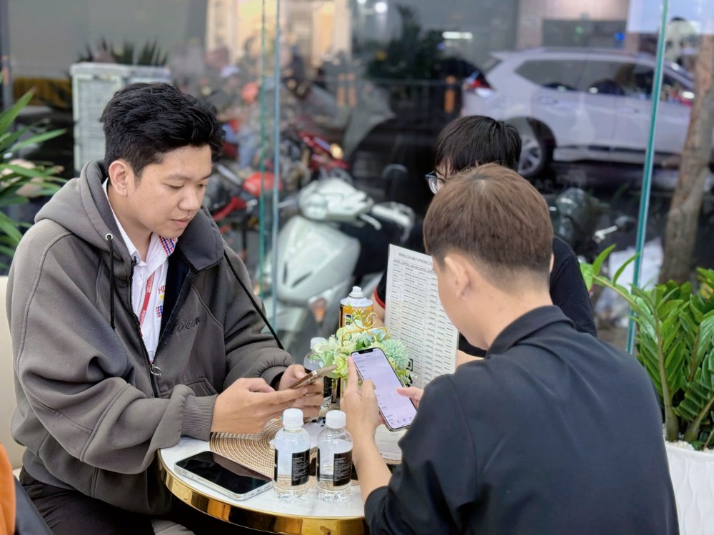 Khách hàng đang được tư vấn sửa chữa iPhone tại Táo 247 Hồ Chí Minh – dịch vụ nhanh, linh kiện zin, bảo hành dài hạn