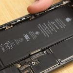 kỹ thuật viên Táo 247 đang thay pin iPhone 8 chính hãng tại Đà Nẵng – pin zin EU bảo hành 18 tháng