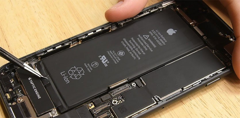 kỹ thuật viên Táo 247 đang thay pin iPhone 8 chính hãng tại Đà Nẵng – pin zin EU bảo hành 18 tháng