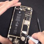 Kỹ thuật viên Táo 247 đang thay pin iPhone Đà Nẵng – pin zin chính hãng, bảo hành 18 tháng