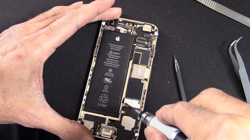 Kỹ thuật viên Táo 247 đang thay pin iPhone Đà Nẵng – pin zin chính hãng, bảo hành 18 tháng