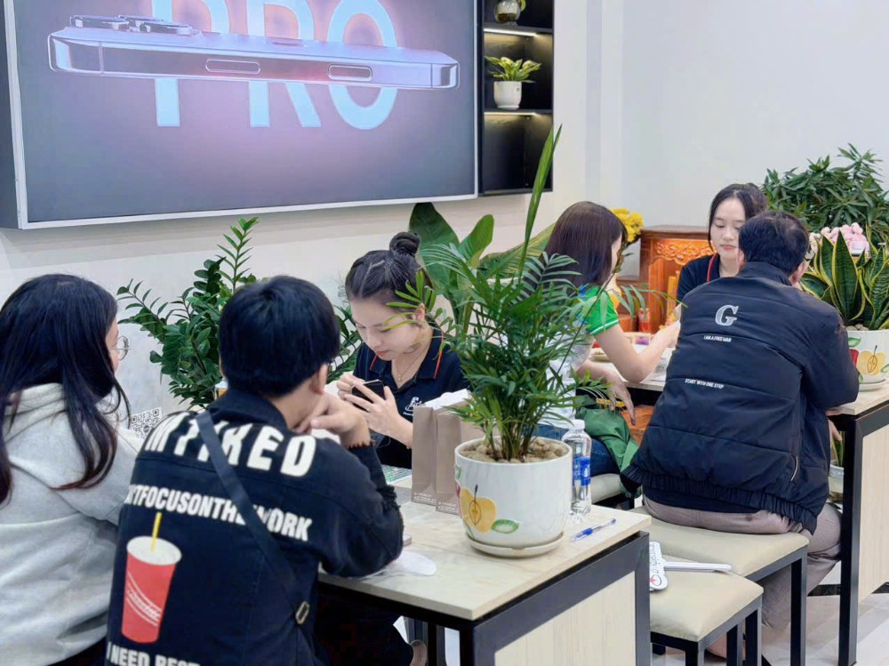 Khách hàng thay pin iPhone Đà Nẵng tại Táo 247 – pin chuẩn zin, kỹ thuật viên chuyên nghiệp, bảo hành 18 tháng