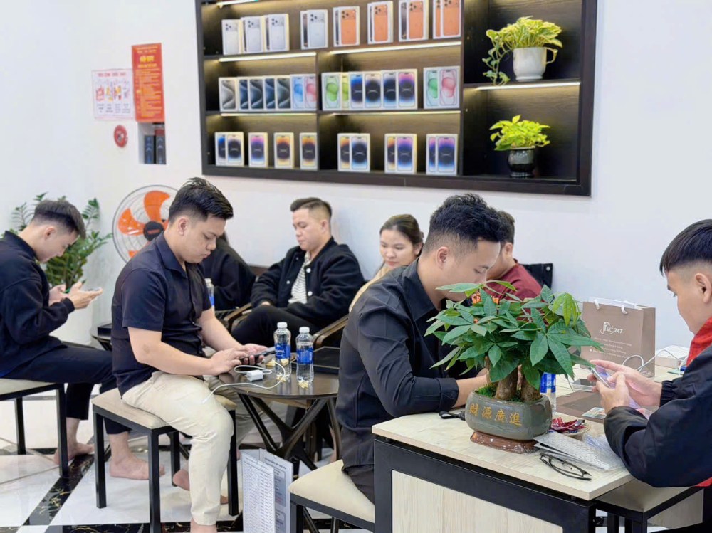 Khách hàng thay pin iPhone Đà Nẵng tại Táo 247 – Dịch vụ pin zin chính hãng, bảo hành dài hạn