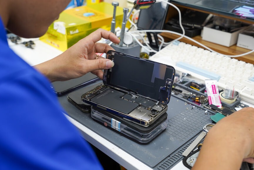 Thay pin iPhone Đà Nẵng tại Táo 247 – kỹ thuật viên lắp ráp iPhone sau khi thay pin chính hãng