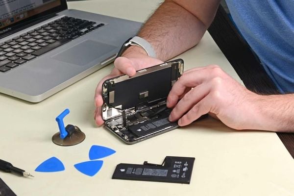 Thay pin iPhone Táo 247 Đà Nẵng pin zin chính hãng, kỹ thuật viên thao tác chuyên nghiệp, thay lấy liền