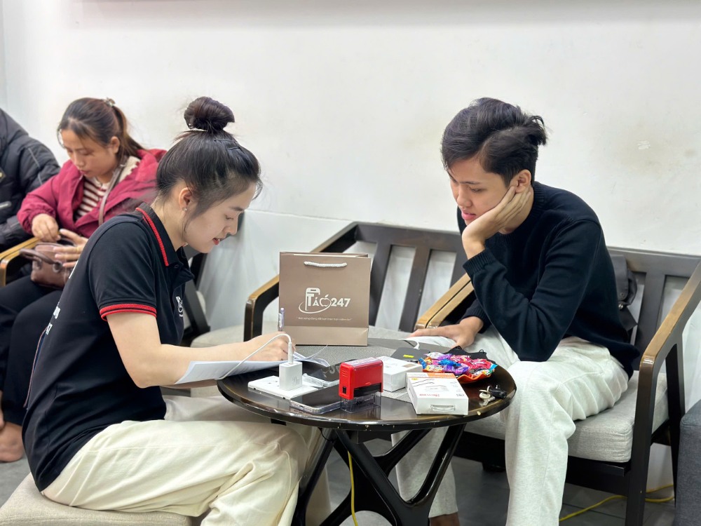 Nhân viên Táo 247 tư vấn khách hàng thay pin iPhone 11 Pro Max Đà Nẵng – tận tâm, chuyên nghiệp