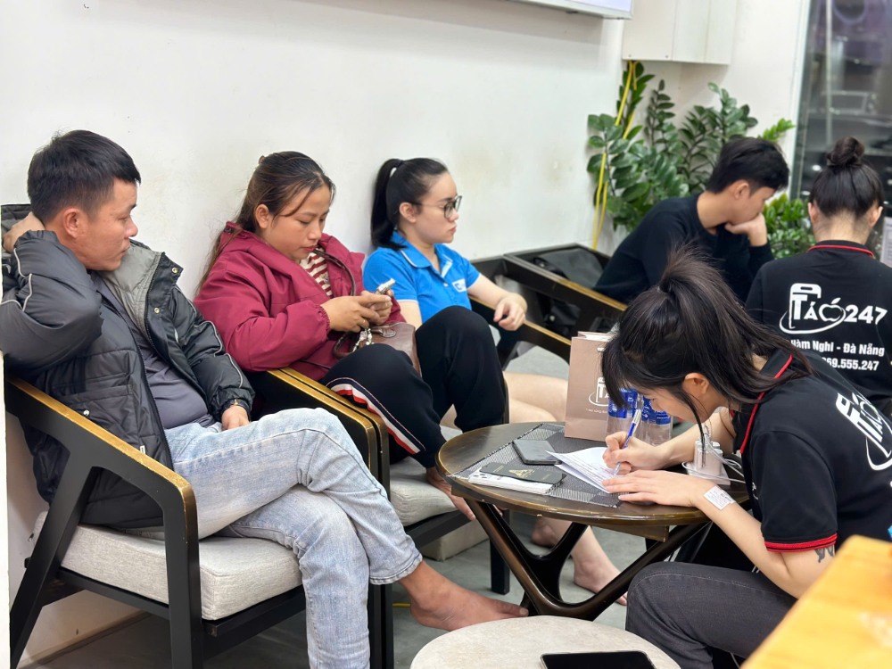 Khách hàng chờ thay pin iPhone tại Táo 247 Đà Nẵng – dịch vụ nhanh, uy tín, chuyên nghiệp