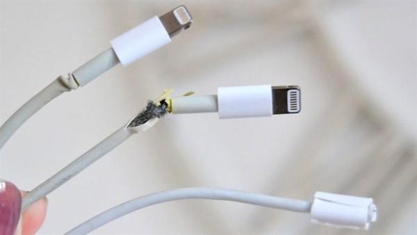 Dây sạc iPhone kém chất lượng đầu cáp lỏng, dễ hỏng và sạc không ổn định
