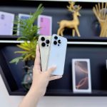 Thay pin iPhone 14 Pro Đà Nẵng tại Táo 247 – Kỹ thuật viên đang kiểm tra pin zin EU trước khi lắp