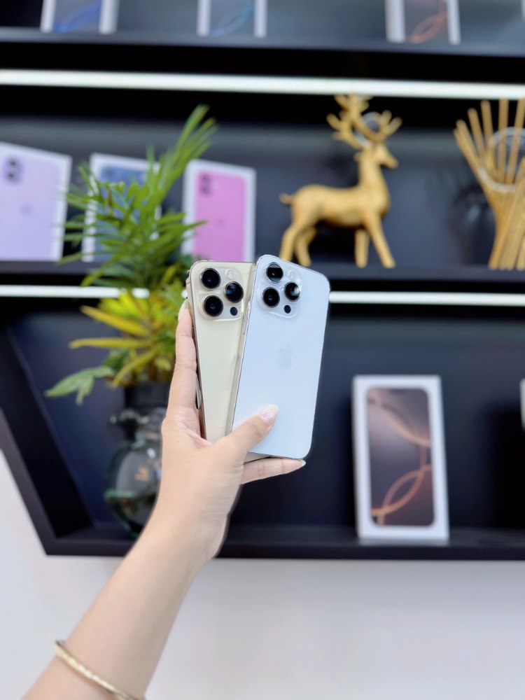 Thay pin iPhone 14 Pro Đà Nẵng tại Táo 247 – Kỹ thuật viên đang kiểm tra pin zin EU trước khi lắp