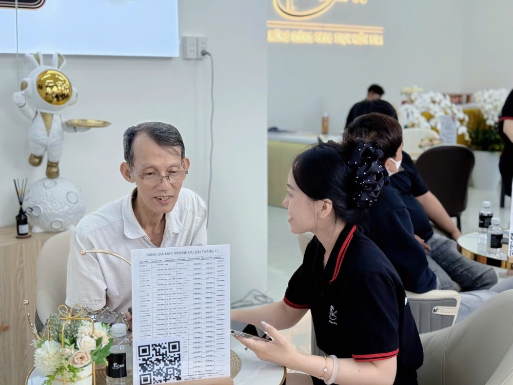 Nhân viên Táo 247 tư vấn thay màn hình iPhone Đà Nẵng cho khách hàng – dịch vụ minh bạch, tận tâm và chuyên nghiệp.